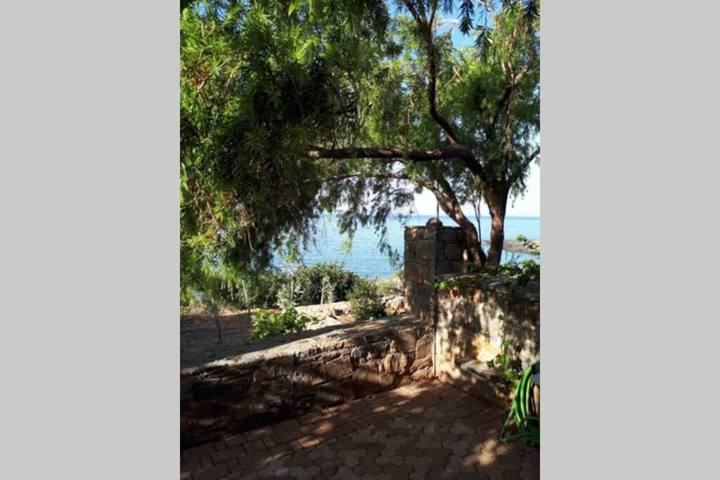 Traditional Stone House By The Sea... Kapetaniana Luaran gambar