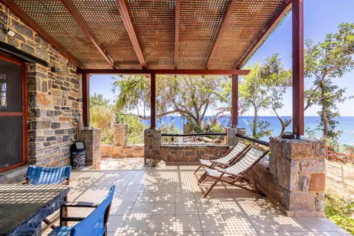 Traditional Stone House By The Sea... Kapetaniana Luaran gambar