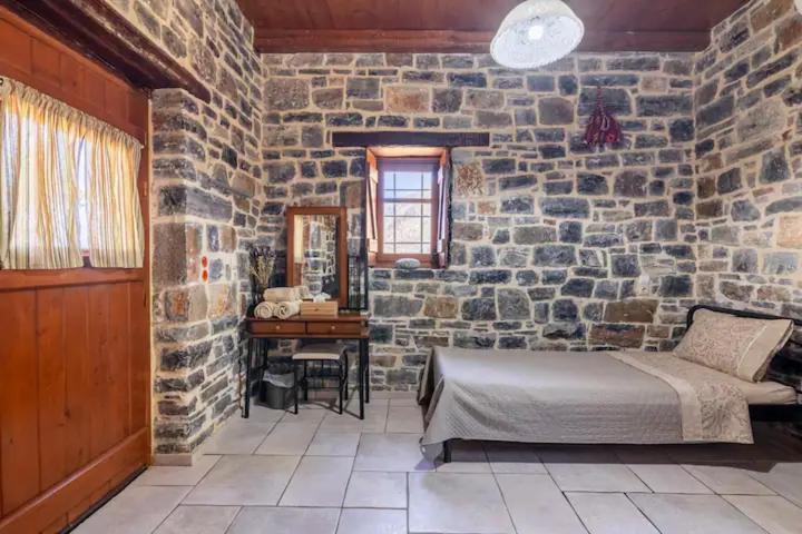 Traditional Stone House By The Sea... Kapetaniana Luaran gambar