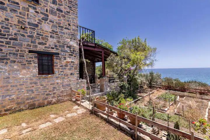 Traditional Stone House By The Sea... Kapetaniana Luaran gambar